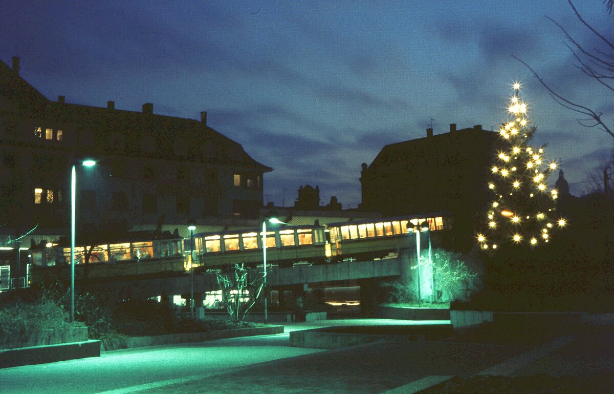 ZB Stuttgart Vorweihnachtszeit Talstation Marienplatz mit morgendlichem 3-Wagen-Zug   12.12.1975