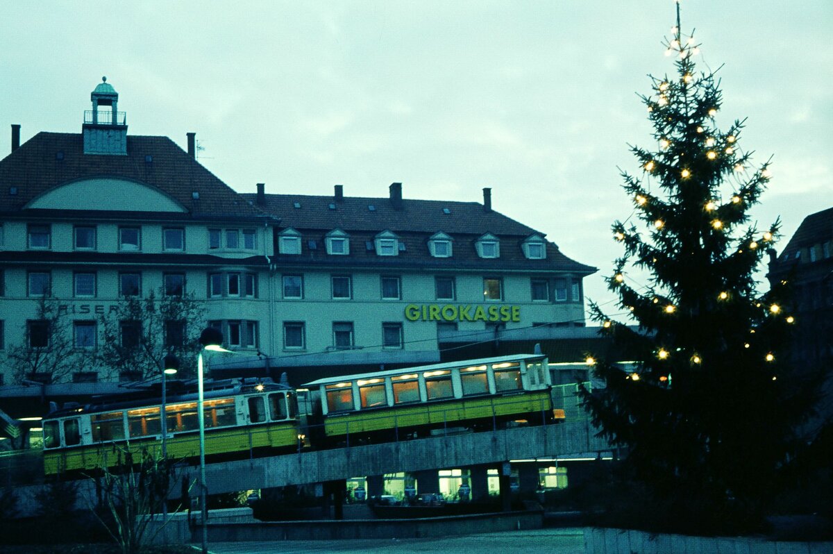 ZB Stuttgart Vorweihnachtszeit Talstation Marienplatz mit Bw 116 (Neuaufbau bei SSB auf altem U'gestell 1927) + Tw 104 (ME 1950) 12.12.1975