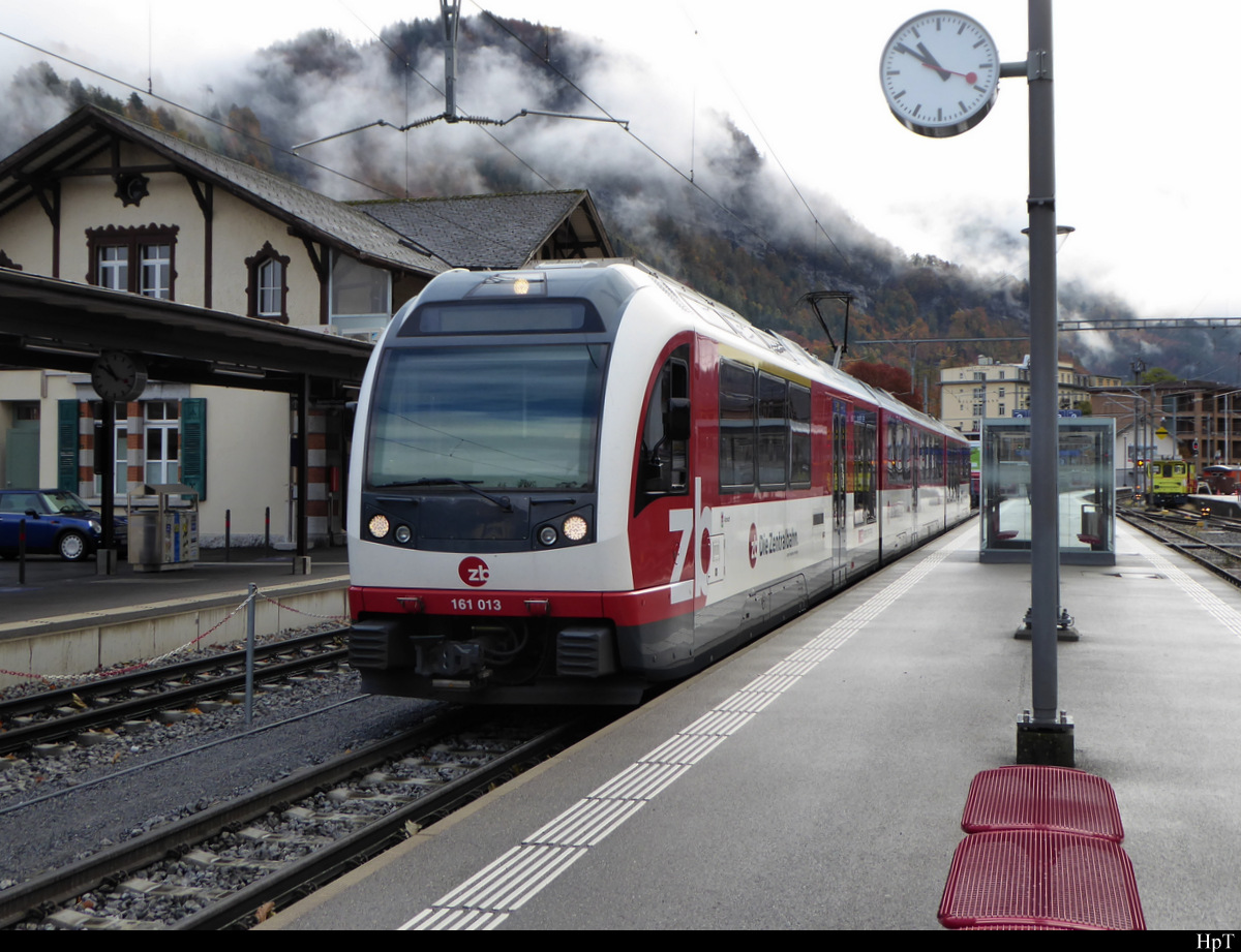 zb - Triebzug RAeh 161 013 Regio nach Interlaken Ost im Bahnhof von Meiringen am 24.10.2020