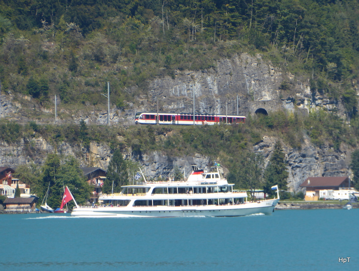 ZB - Unbekannter Triebzug ABe 130... beim verschwinden in Tunnel unterwegs am Brienzersee am 21.09.2015