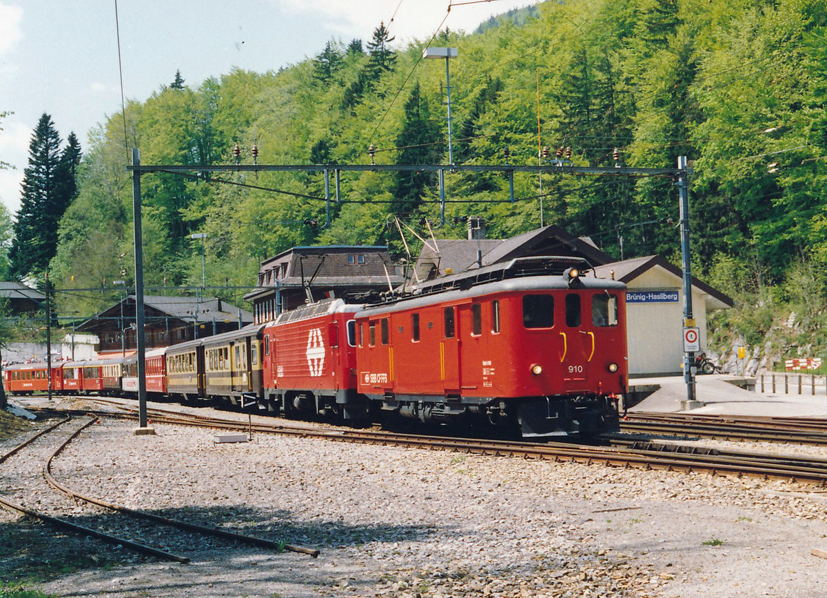 ZB/SBB Brünig/BOB: An einem herrlichen Sonntag im Juni 1990 leistete der Deh 910 einer HGe Vorspann auf dem Streckenabschnitt ab Meiringen bis Brünig-Hasliberg. Besonders zu beachten sind die Wagen der BOB.
Foto: Walter Ruetsch