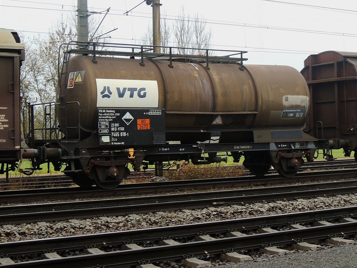 Zcs 2380(D-VTG)7465018-1, lt. Gefahrguttafel mit Ammoniaklösung in Wasser beladen, durchfährt in einem Güterzug eingereiht, den Bhf Timelkam in Richtung Salzburg; 131116