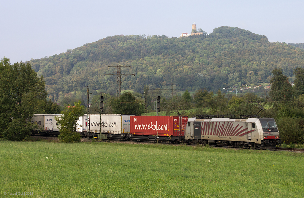 Zebraalarm - 186 284 bespannte am 28. September 2013 den stark verspteten Lokomotion-Ekol in Richtung Sden. Vor der Kulisse der Burg Staufeneck bettigte ich bei Sen den Auslser.