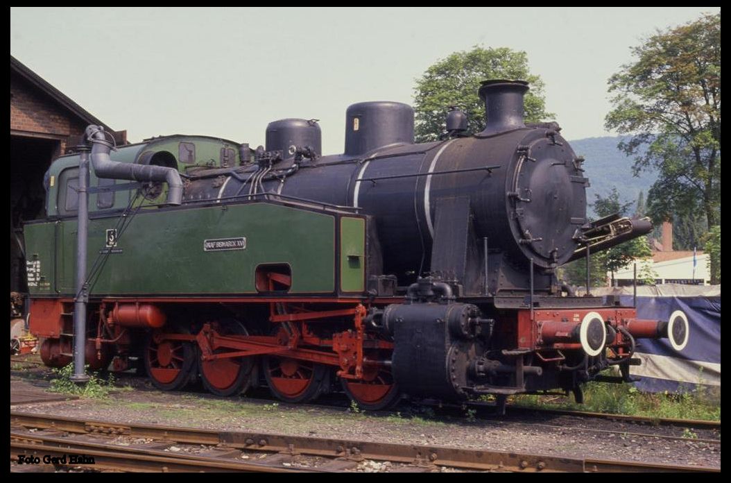Zechenlok Graf Bismarck XVI von Henschel am 5.7.1989 noch zu deutschen aktiven Zeiten bei der Dampfeisenbahn Weserbergland in Rinteln.nach ihrem Frist Ablauf in Rinteln bei der Dampfeisenbahn Weserbergland herum. 
Nachdem die Lok den Fristablauf erreicht hatte wurde sie später verkauft und durch eine französische Museums Bahn wieder aufbearbeitet. Die Lok erhielt sogar einen völlig überarbeiteten Kessel im Ausbesserungswerk in Pila in Polen. Heute kann man sie wieder aktiv als Lok 040T 25.724 der CITEV in St. Jean du Gard bei Train a Vapeur des Cevennes erleben. 