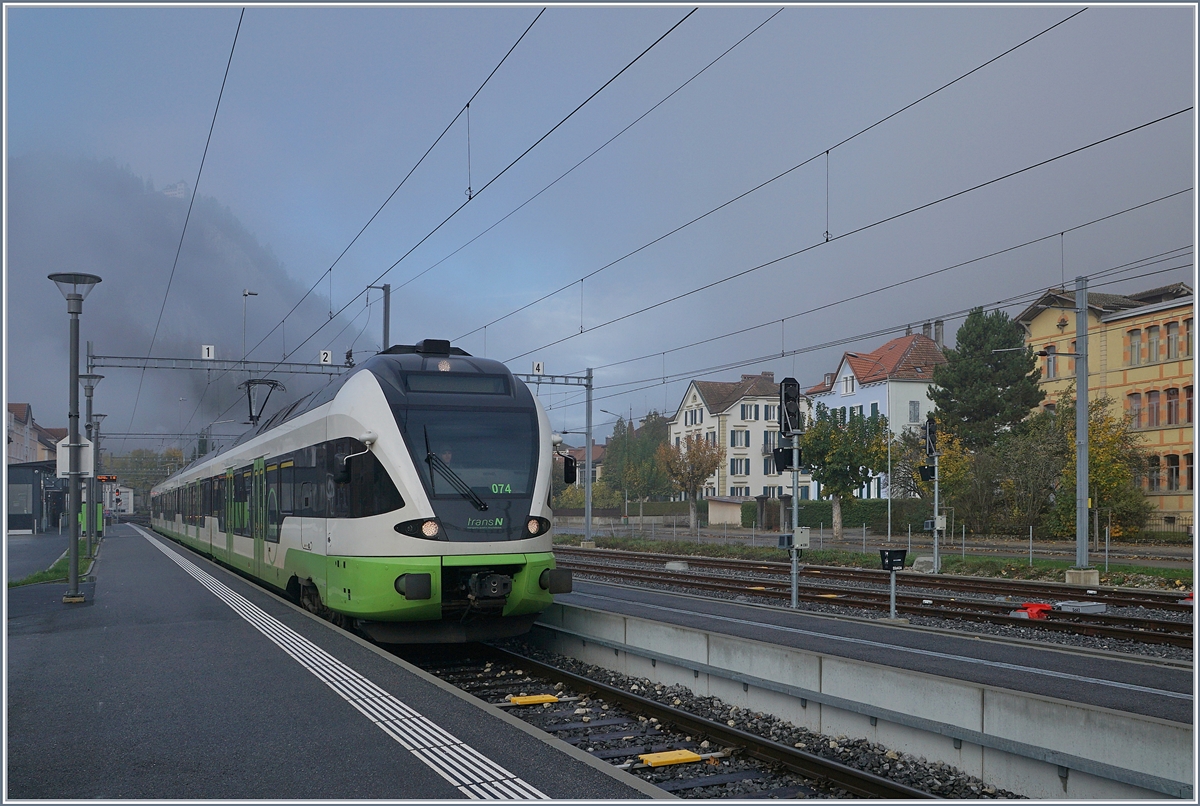 Zehn Jahre später ist von praktisch der selben Stelle, wenn auch in der Gegenrichtung aus gesehen, rangiert der an die transN (TRN) vermietet SBB RABe 523 074 im neu gestalteten Bahnhof von Fleurier. 

5. Nov. 2019