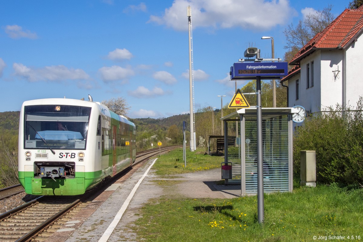 Zehn Jahre später wirkte der Haltepunkt Untermaßfeld besser gepflegt. VT 122 der Südthüringenbahn hatte noch den weiten Weg nach Neuhaus am Rennweg vor sich. (4. Mai 2016)