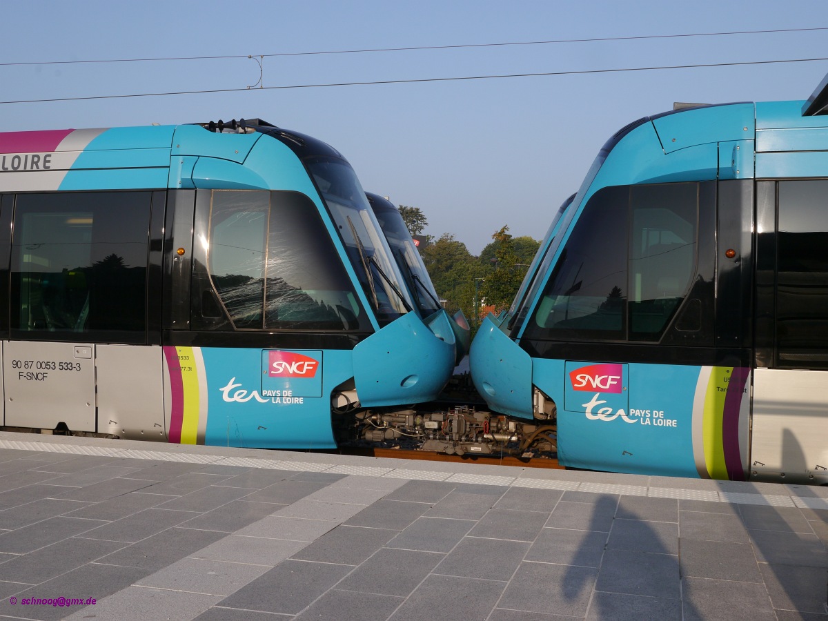 Zeigt her eure Köpfe:
SNCF-U535533=TT117+SNCF-U535510=TT105(vorn) +SNCF-U535521=TT111+SNCF-U535530=TT115(hinten)
Vier Triebzüge der Baureihe U53500 des Tram-Train Nantes-Châteaubriant (Typ Alstom Citadis Dualis).
 2014-07-19 Châteaubriant