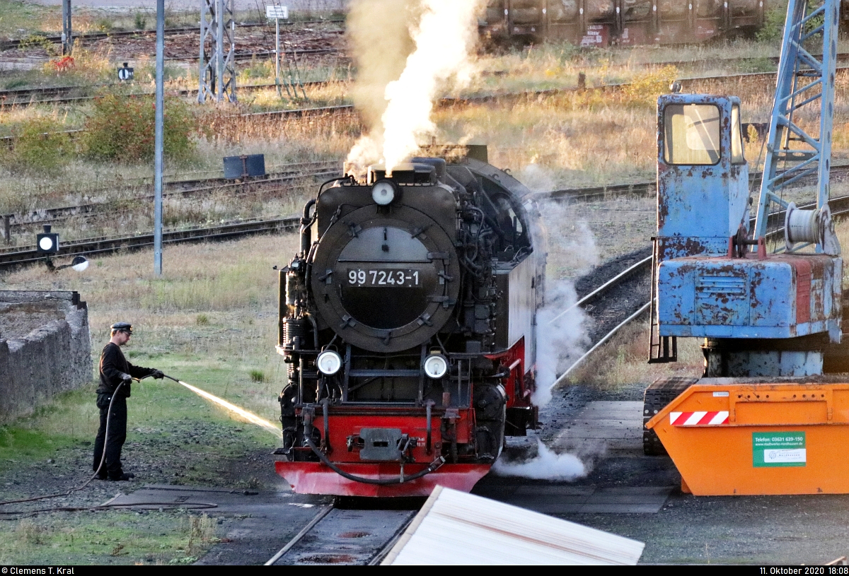 Zeit für Lokpflege:
Nachdem 99 7243-1 (99 0243-8 | 99 243) als P 8929 vom Brocken im Endbahnhof Nordhausen Nord eintraf, geht es nach dem Abstellen der Wagen sofort in die Abstellgruppe. Hier verpasst der Lokführer dem Fahrwerk erst einmal einen ordentlichen Wasserstrahl.
Aufgenommen von der Brücke Bruno-Kunze-Straße. Wegen der Kurzfristigkeit und mangelnder Standortmöglichkeiten bitte ich das ins Bild hineinragende Dach der Dieseltankstelle zu entschuldigen.

🧰 Harzer Schmalspurbahnen GmbH (HSB)
🚩 Bahnstrecke Nordhausen Nord–Wernigerode (KBS 326)
🕓 11.10.2020 | 18:08 Uhr