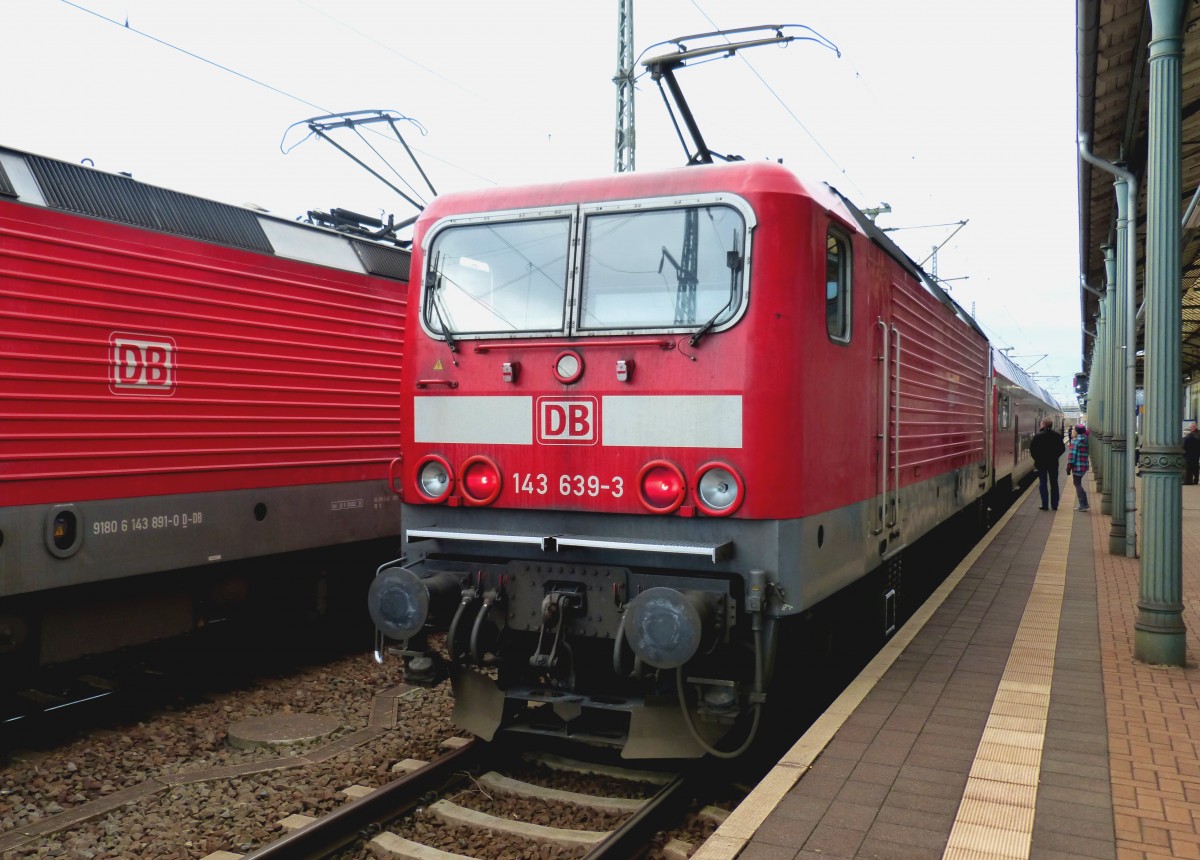 Zeit zum Verabschieden bevor die 143 639-3 den Bahnhof Nordhausen verlässt. 29.12.2013