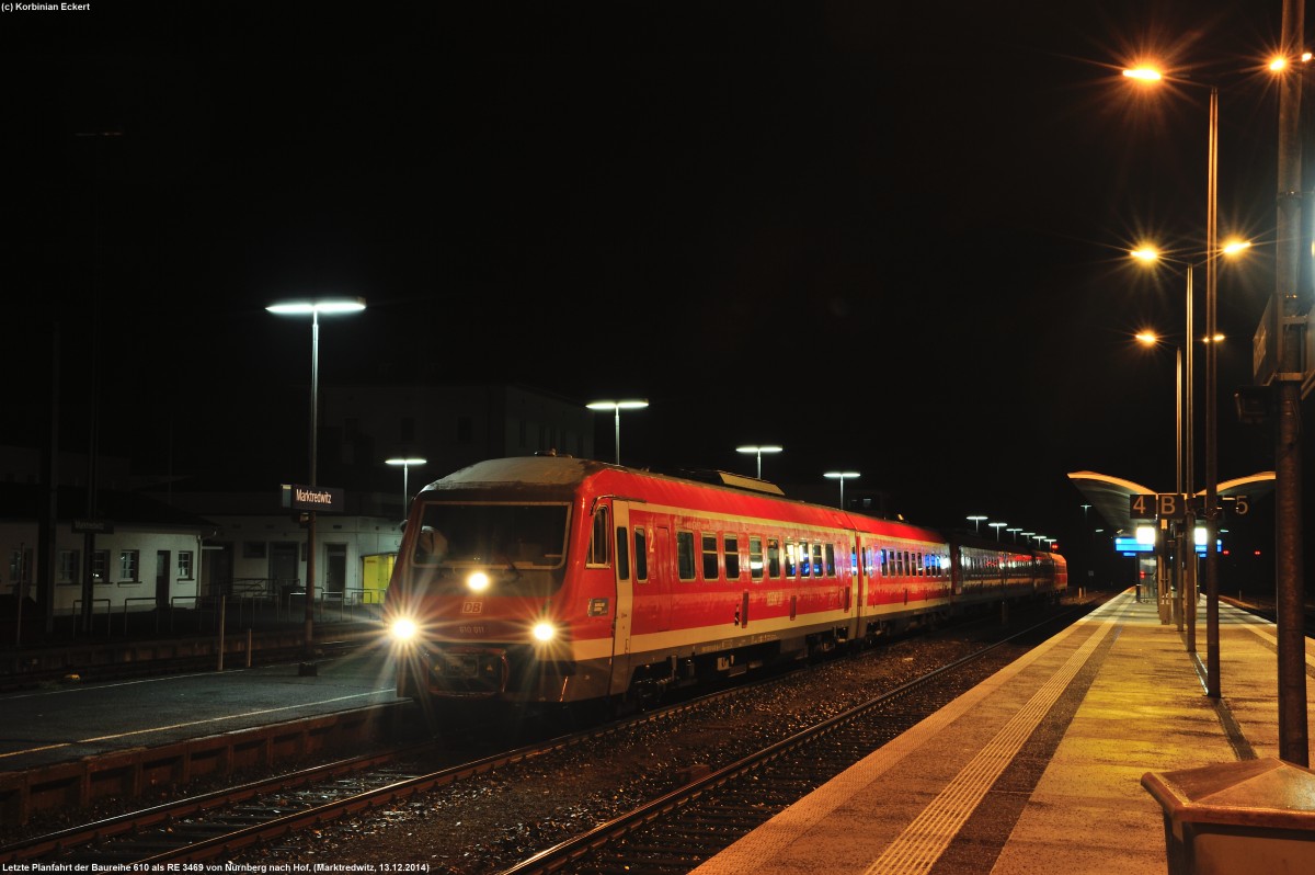 Zeiten ändern sich. Mehr als 23 Jahre pendelten die Pendolinos durch die Oberpfalz und das Frankenland und bescherten so manchen Fahrgast ein Gefühl der Übelkeit. 

Am 13.12. brachte 610 011 zwei seiner Artgenossen als RE 3496 von Nürnberg mit nach Hof. In Hof um 21.39 Uhr endete damit schließlich der planmäßige Einsatz der Baureihe 610.

Vorher, um 21.11 Uhr nahmen in Marktredwitz lediglich zwei Fotografen noch ein letztes Mal Abschied. Das regnerische Wetter passte irgendwie zu der Stimmung.   (Marktredwitz, 13.12.2014)
