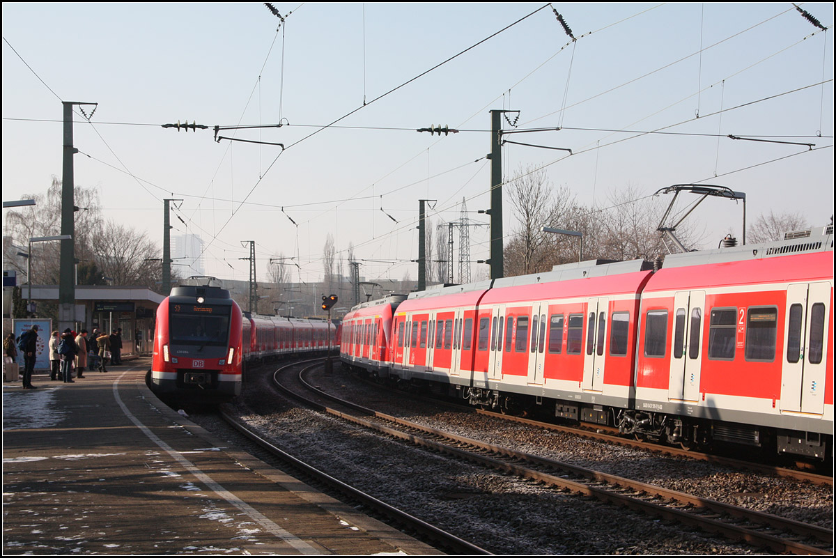 Zeitgleich -

...liegen die Abfahrtszeiten der Stuttgarter S-Bahnlinie S3 in beiden Richtung am Bahnhof in Waiblingen. So kommt es dort meist zu Zugbegegnungen. 

21.01.2017 (M)