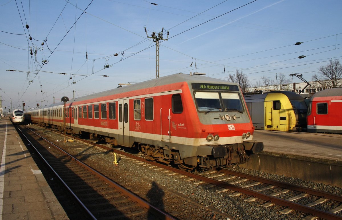 Zeitgleich mit dem RE6 (RE11021) von Westerland(Sylt) mit 245 206-8 fährt auch 411 081-3  Horb am Neckar  als ICE1614 von Berlin Hauptbahnhof (tief) in Hamburg-Altona ein. (28.1.2017)