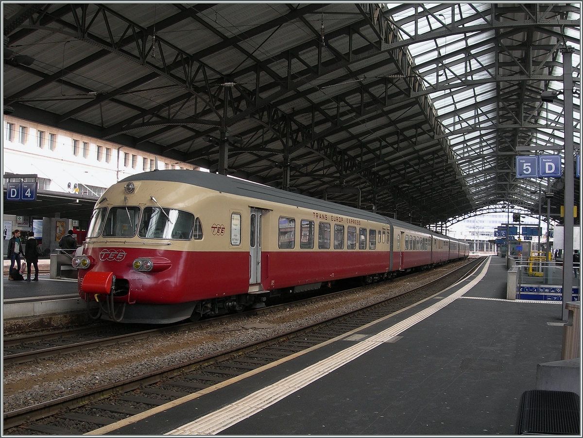 Zeitlos schön, gestern heute und hoffentlich auch in der Zukunft: die SBB RAe TEE II, hier der RAe 1051 in Lausanne am 30. April 2013.
