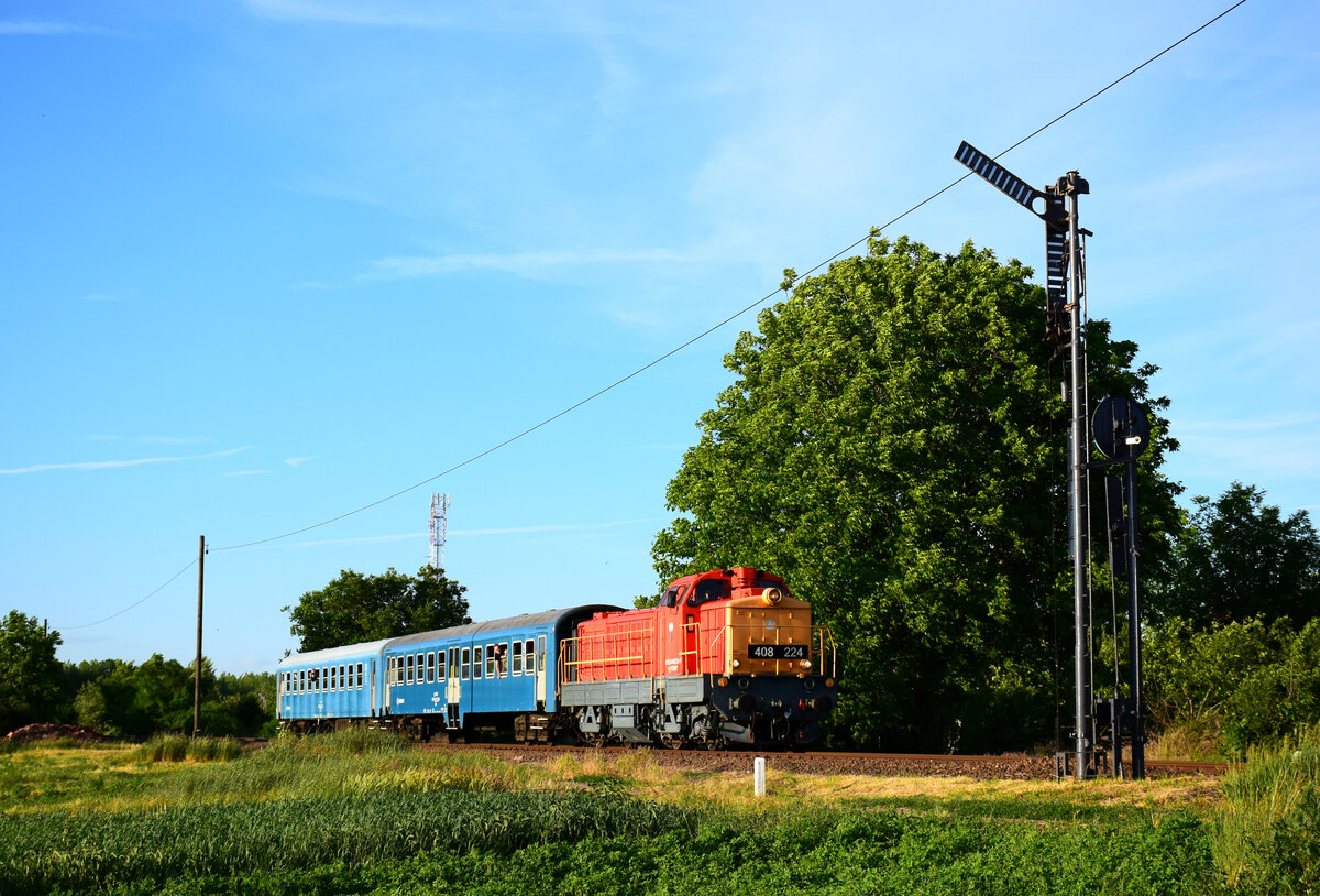 Zeitreise ist möglich! Mit diesem Slogan kündigte die MÁV-Start das Retro-Wochenendprogramm an. Die 408 224  Bucklige  mit dem Abendzug 5811 vor das Einfahrt-Formsignal in Pásztó.
28.05.2022.