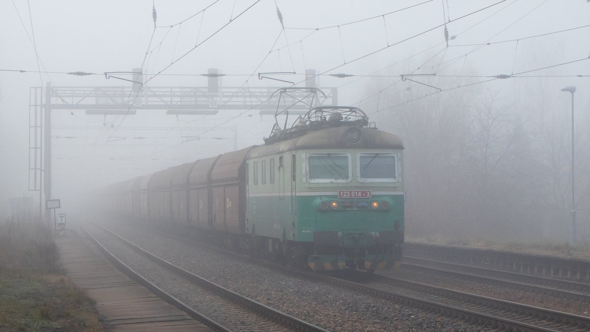 Zelenice am 16. November 2018: Bei dichtem Nebel kämpft sich 123 014-3 mit einem Kohlezug durch die geisterhafte Welt des Morgens. 