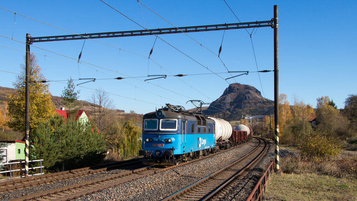 Zelenice nad Bilinou am 31. Oktober 2018: Ein gemischter Güterzug ist mit 130 001-1 unterwegs gen Westen. 