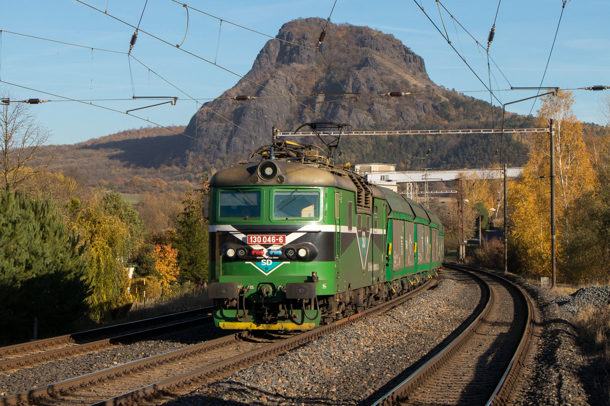 Zelenice nad Bilinou am 31.Oktober 2018. Die SD mit 130 046-6 ist gerade mit einem Kohlezug unterwegs. 