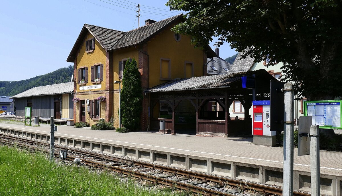 Zell am Harmersbach, der Bahhof an der Harmersbachtalbahn von der Gleisseite, die ca. 10 Km lange Nebenstrecke der Schwarzwaldbahn wird von der SEWG betrieben, Juli 2021