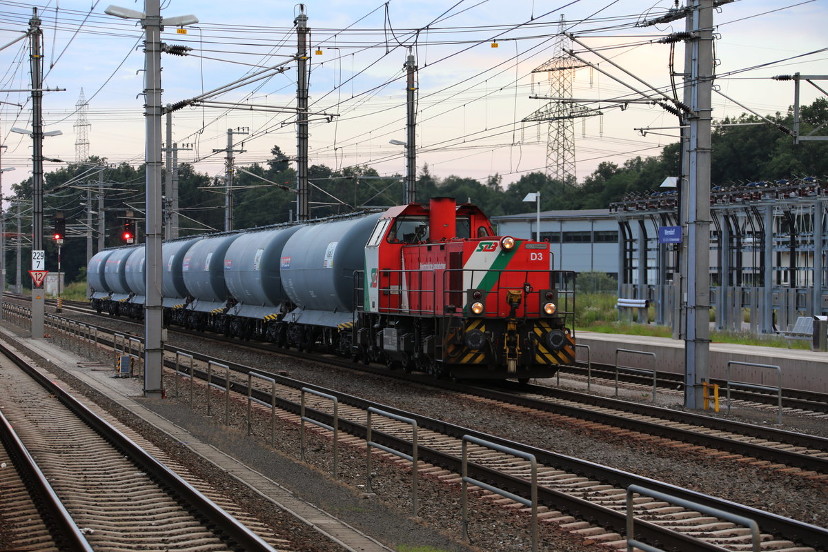 Zement aus dem naheliegenden Lafarge Werk Retznei bringt die STLB D3 mit sich . 
Hier in Werndorf wird Sie in kürze mit DH1700.2 den Wagensatz tauschen. 
6. Juli 2017 