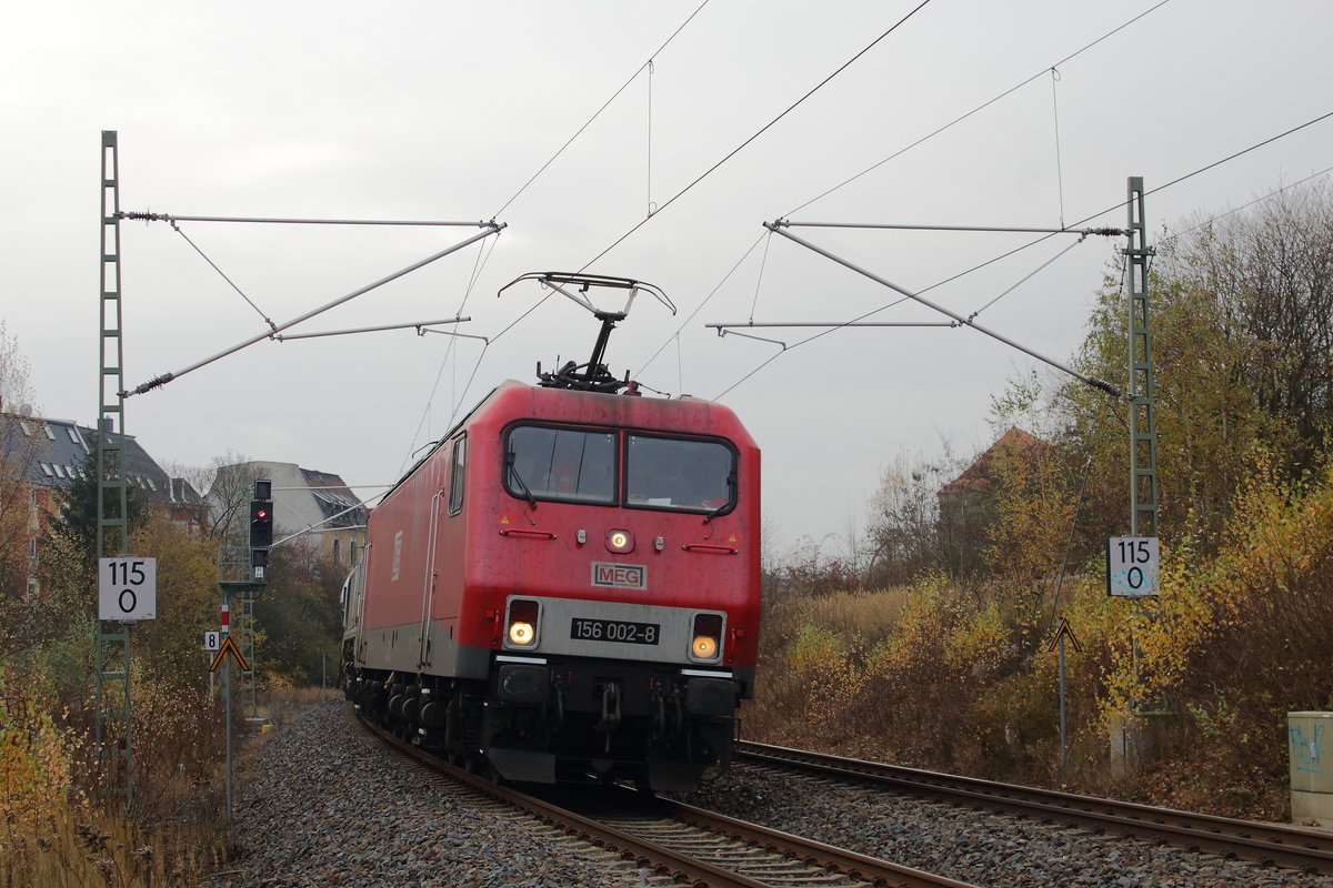 Zementleerzug DGS 88982 bei Plauen mit der 156 002 und class 266 442 der MEG. Gesehen am 15.11.2016