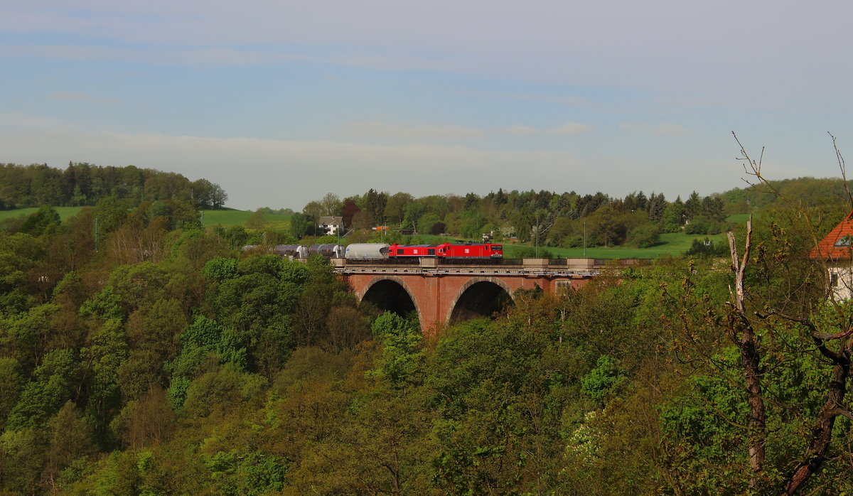Zementleerzug mit der 143 020  608  und der neu rot lackierten Class überfährt zu diesem Zeitpunkt gerade die Elstertalbrücke bei Jocketa. Aufgenommen am Morgen des 30.04.2018