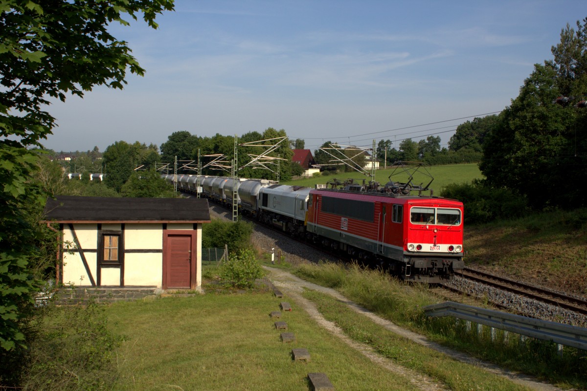 Zementleerzug mit MEG 708 und Class 66 (247 042-5) in Jößnitz. am 25.06.2015. 