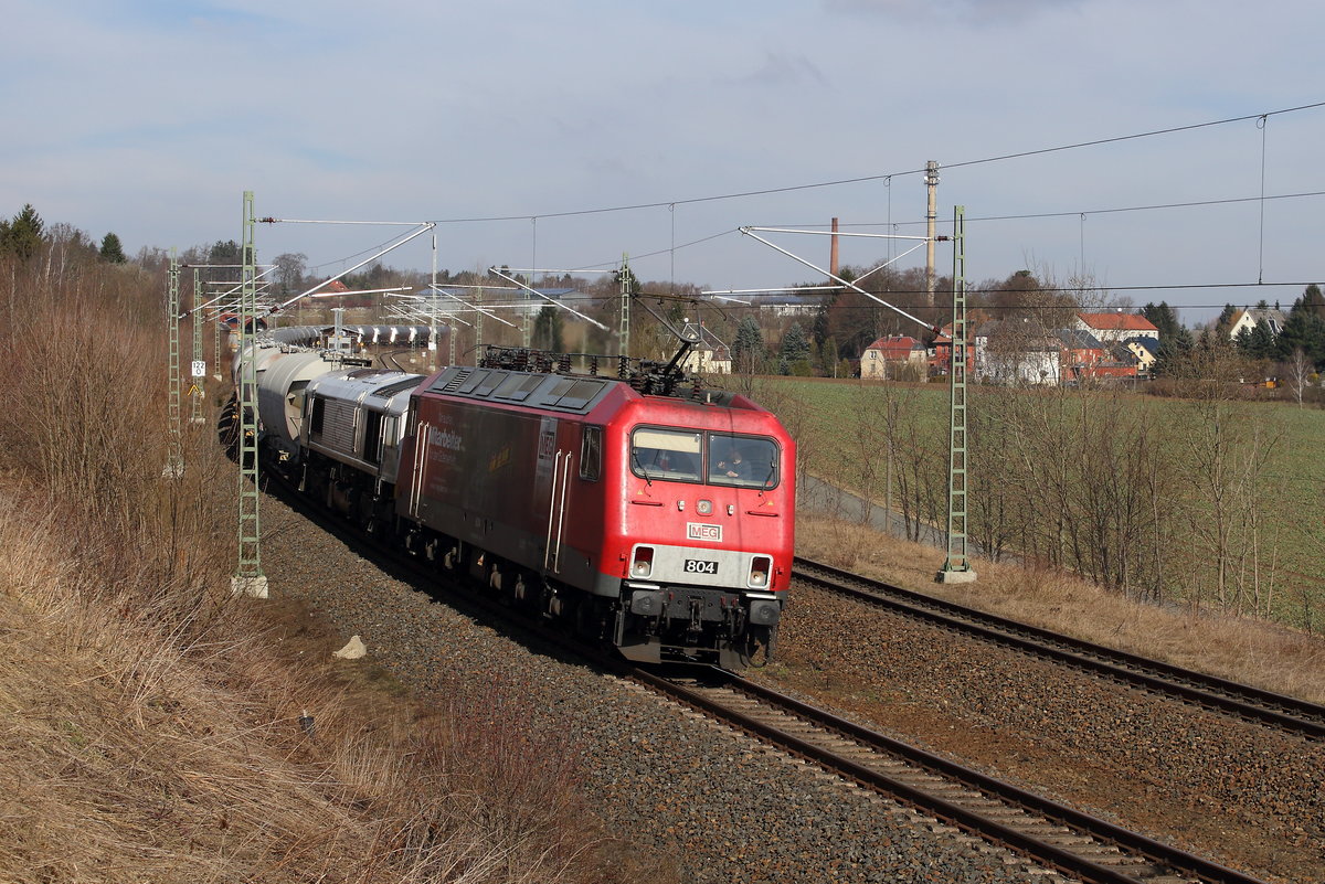 Zementleerzug von Regensburg nach Rüdersdorf bei Berlin mit 156 004 MEG und Class 66 in Syrau am 11.03.2017 