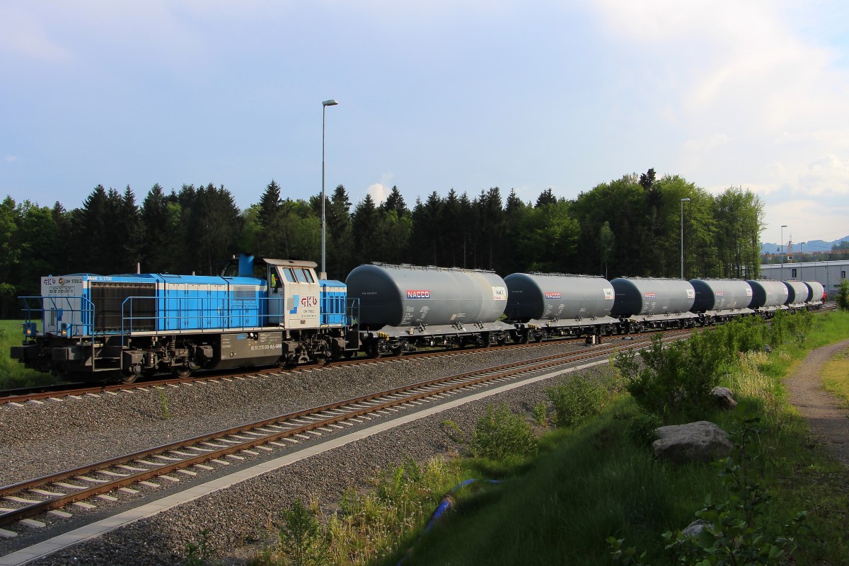 Zementzug gezogen von DH 1700.2 in der Anschlussbahn Leibenfeld am Nachmittag des 30.04.2014