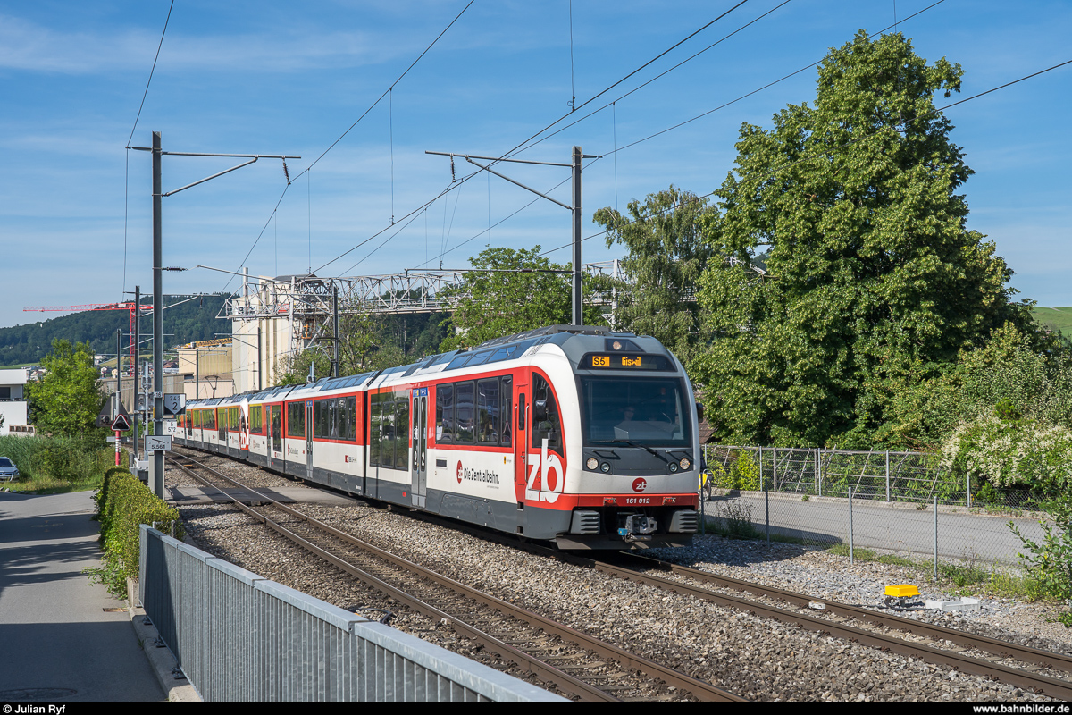 Zentralbahn ABeh 161 012 und ein weiterer FINK am 24. Juni 2019 als S5 Luzern - Giswil bei Horw.