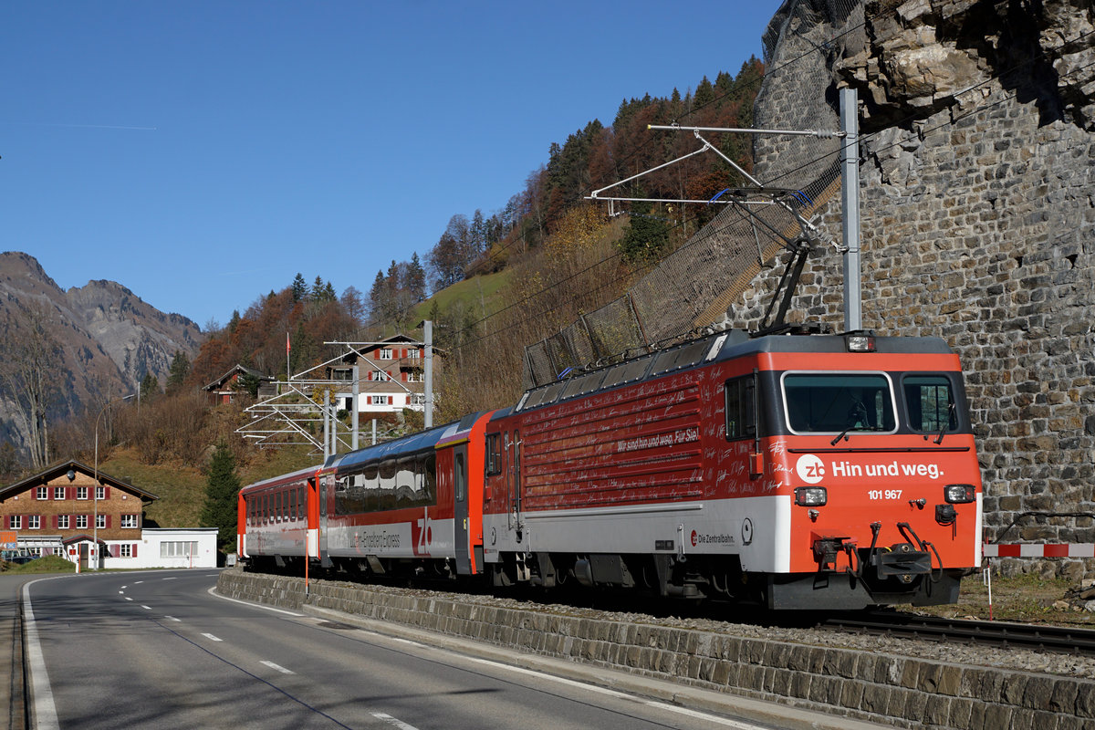 Zentralbahn Luzern-Engelberg, ehemals LSE
Am 15. November 2018 schiebt die HGe 4/4 101 967 den IR 2971 nach Luzern.
Die Aufnahme bei herrlichem Herbstwetter entstand bei Engelberg.
Foto: Walter Ruetsch