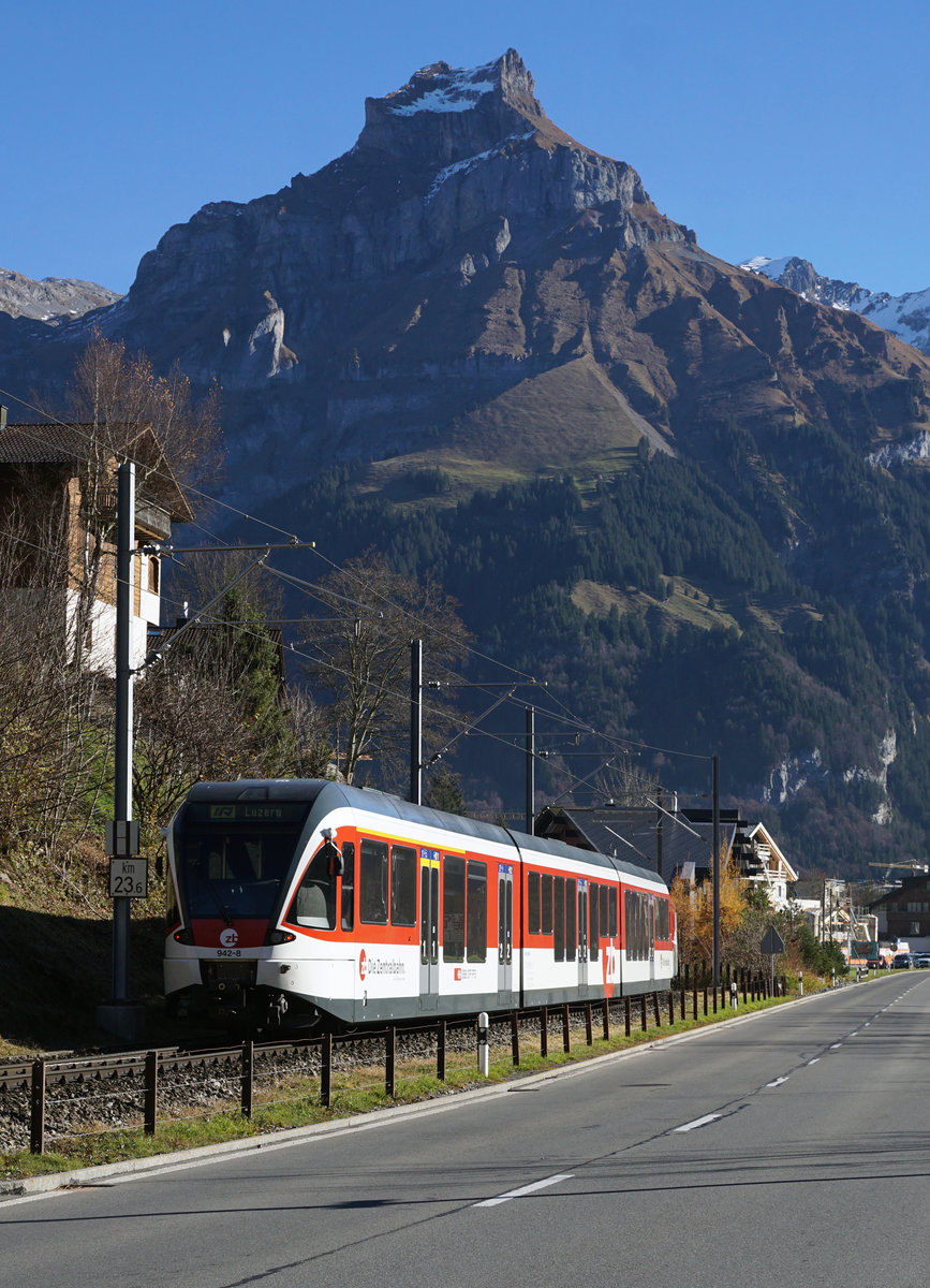 Zentralbahn Luzern-Engelberg, ehemals LSE
IR 2968 bei Engelberg unterwegs am 15. November 2018.
Zwischen Luzern und Engelberg stehen Lokzüge bestehend aus älteren Wagen und einem Niederflurmodul im Einsatz.
Foto: Walter Ruetsch