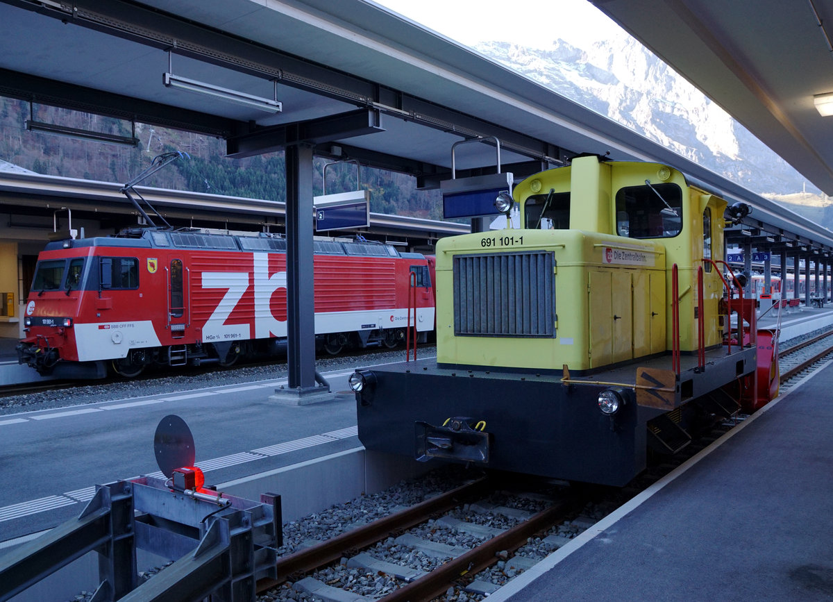 Zentralbahn Luzern-Engelberg, ehemals LSE
Mit der Stationierung des XTm 691 101-1 in Engelberg hat sich die Zentralbahn hoffentlich auf einen harten Winter vorbereitet.
Auf die nächsten Einsätze wartend am 15. November 2018, HGe 4/4 101 961-1 und XTm 691 101-1.
Foto: Walter Ruetsch