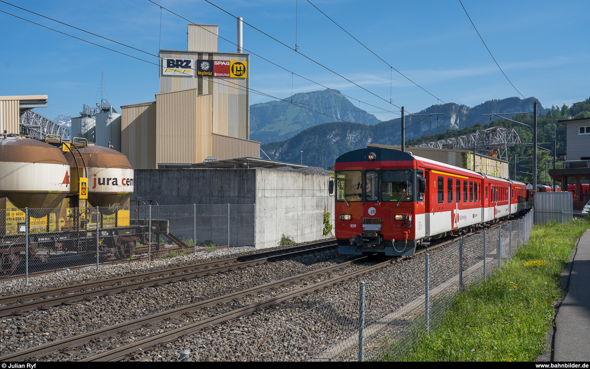 Zentralbahn Reservependel mit Bt 929 voraus am 24. Juni 2019 in Horw. Links daneben das Anschlussgleis der Sand+Kies AG und der Transportbeton AG, welches auf der Normalspur bedient wird.