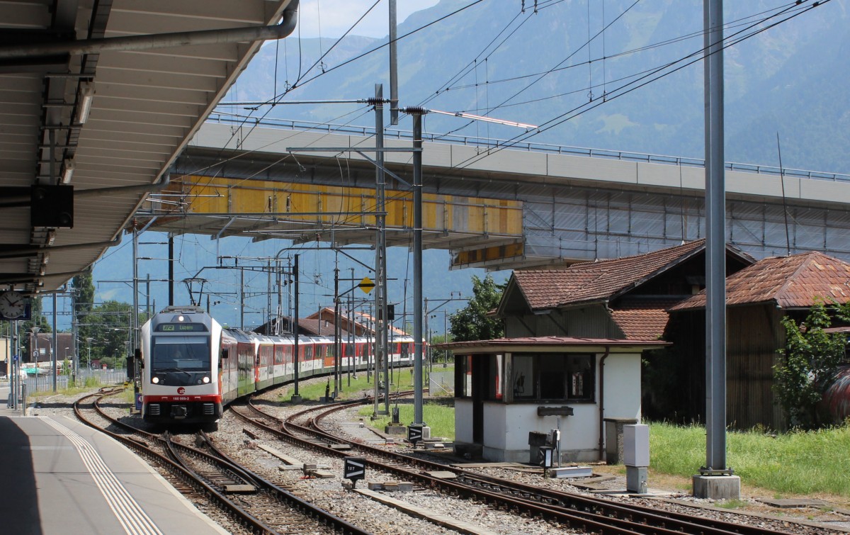 Zentralbahn (zb) ABeh 160005-2 (Stadler FINK) als IR erreicht am 4. Juli 2015 den Bahnhof Interlaken Ost.