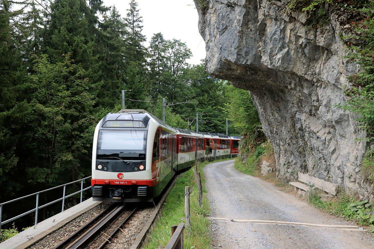 Zentralbahn-Zug 150 101 nach Luzern im Abstieg von der Brünig-Hasliberg Passhöhe nach Lungern. 6.September 2022