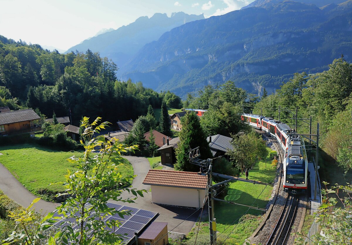 Zentralbahn-Zug, geführt vom dreiteiligen Triebzug 161 011, kommt aus dem bernischen Haslital herauf auf die Brünig-Hasliberg Passhöhe, von wo er dann in die Innerschweiz weiterfährt. 6.September 2022    