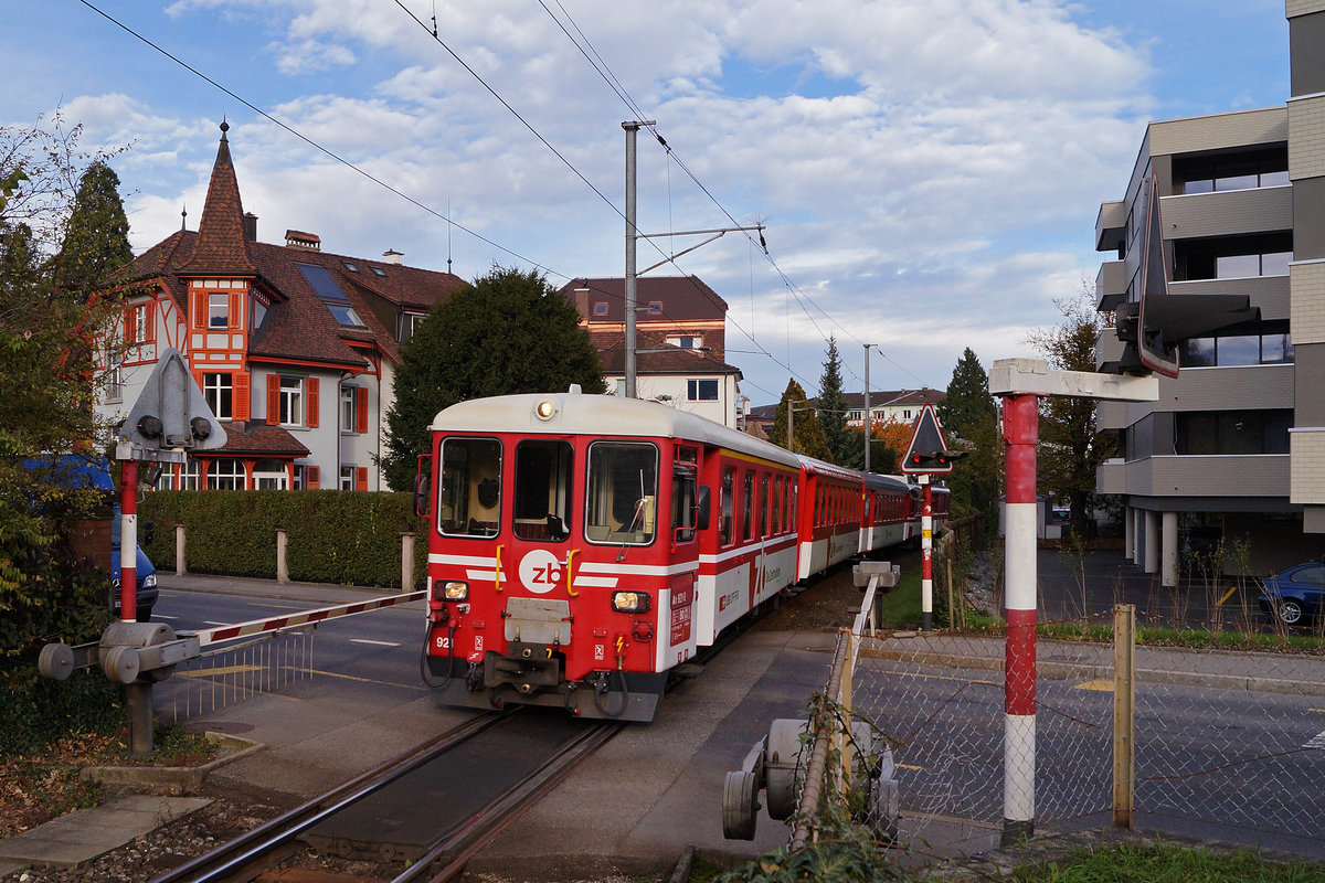 Zentralbahn/LSE
Abschied von der alten oberirdischen Streckenführung der Zentralbahn in Luzern.
Zug nach Engelberg am 8. November 2012 beim Passieren von einem der damals noch zahlreichen bewachten Bahnübergängen.
Foto: Walter Ruetsch