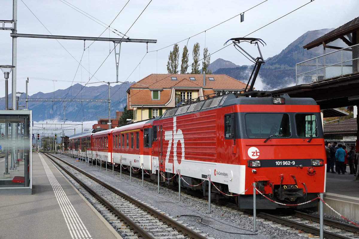 Zentralbahn/ZB.
Entlastungszug Luzern - Interlaken-Ost mit HGe 101 962-9 in Meiringen am 20. Oktober 2019.
Foto: Walter Ruetsch 