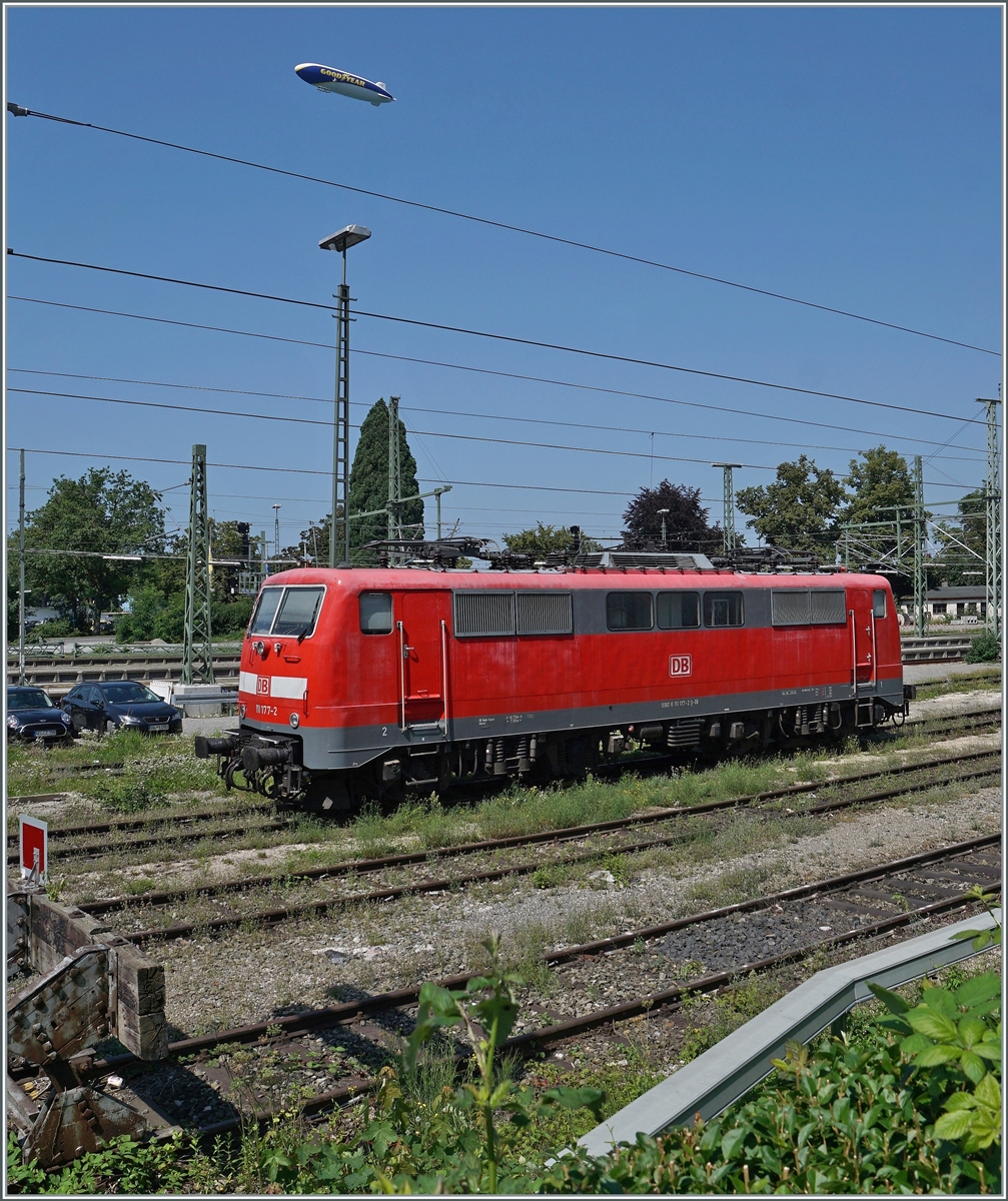 Zeppeline am Himmel von Lindau sind ja alltäglich, aber eine DB 111 auf den Abstellgleisen des Bahnhofs Lindau Insel war mich dann doch ein Bild wert. Leider nur abgebügelt wartet die DB 9180 6 111 177-2 D-DB auf ihren nächsten Einsatz.

14. August 2021