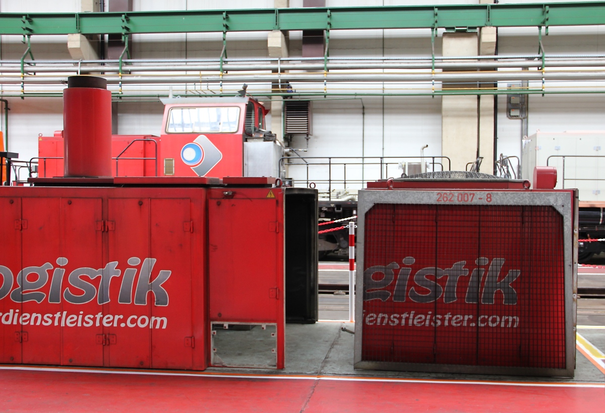 Zerlegt wartet die 262 007-8/214 007-7 auf Bearbeitung. Aufgenommen am 21.09.2013 am Tag der offenen Tür des Alstom-Werks in Stendal.