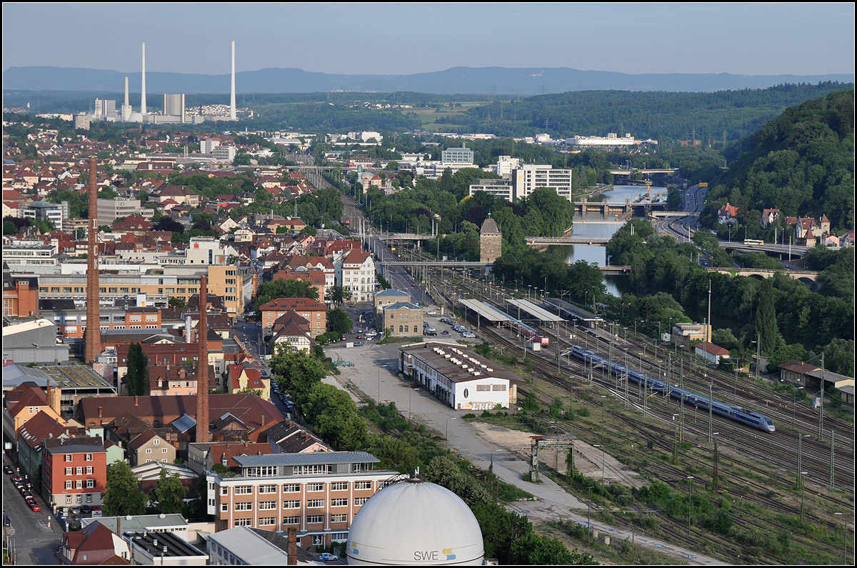 Zersiedeltes Neckartal -

... und ein TGV. Blick über den Bahnhof Esslingen ins Neckartal bis zur Schwäbischen Alb.

22.05.2011 (J)