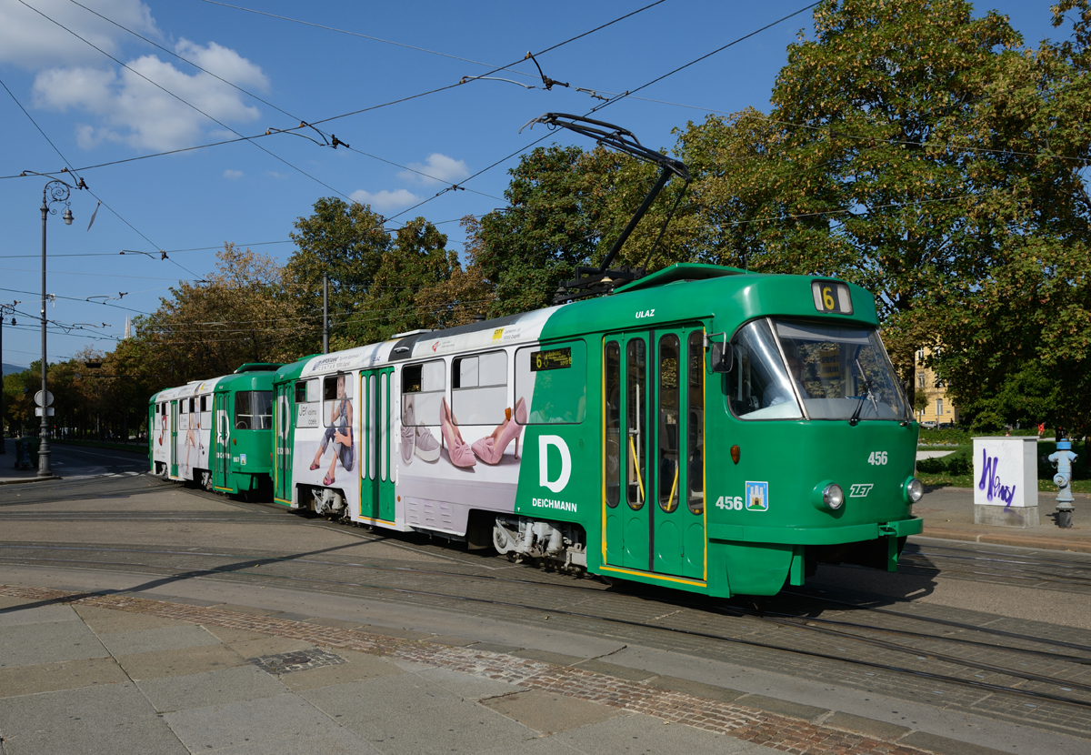 ZET Tatra 456 + Beiwagen passierten am Nachmittag des 10. September 2018 den Trg kralja Tomislava.