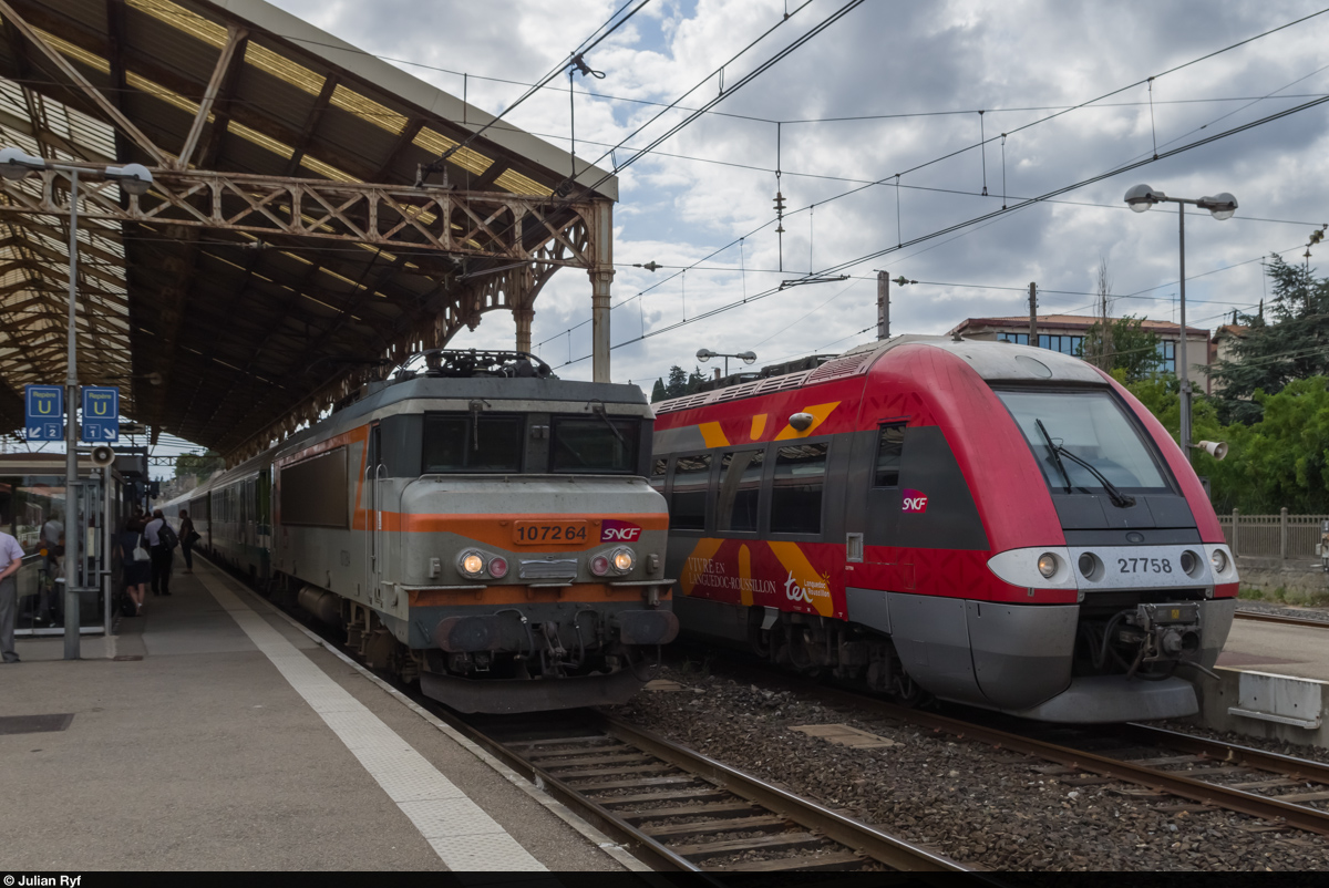 ZGC 27758 wird am 8. Juli 2015 in Carcassonne von einem Intercité mit BB 7264 an der Spitze überholt.