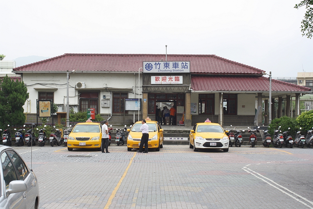 Zhudong Station vom Vorplatz gesehen. Bild vom 01.Juni 2014.