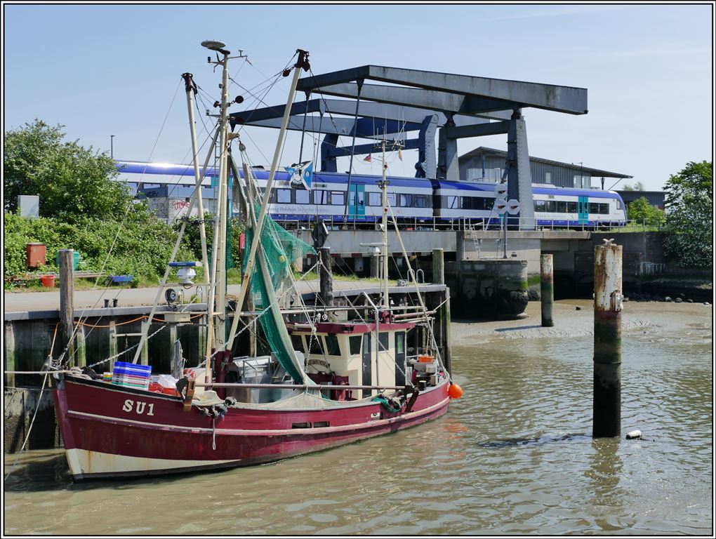 Ziehbrücke im Hafen von Husum mit Nahverkehrszug NAH.SH. (23.05.2019)