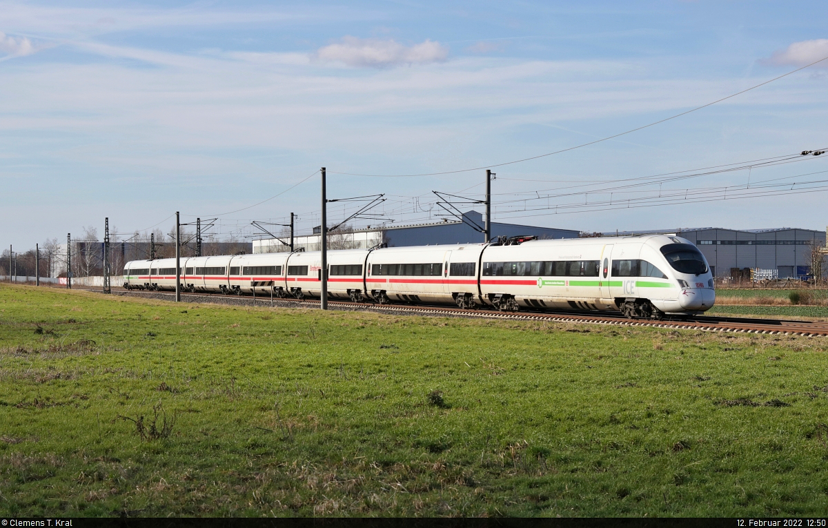Ziel = Triebzug-Name:
411 012-8 (Tz 1112  Freie und Hansestadt Hamburg ) hatte sich bei Hohenthurm noch die letzte sonnige Lücke  geschnappt .

🧰 DB Fernverkehr
🚝 ICE 1706 (Linie 29) München Hbf–Hamburg-Altona
🕓 12.2.2022 | 12:50 Uhr
