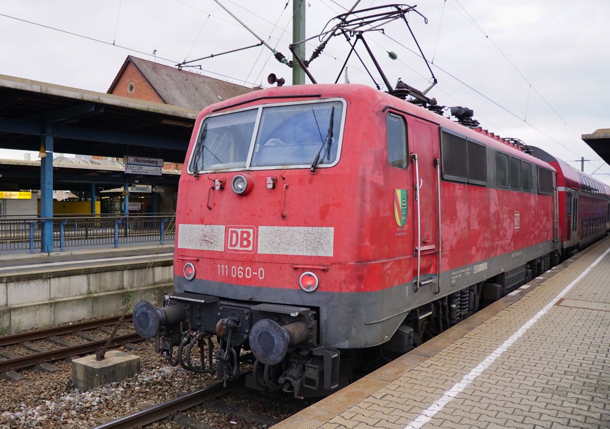 Ziemlich abgemattet steht 111 060  1000 Jahre Gundelfingen  am 02.11.2017 mit einem RE in Herrenberg.