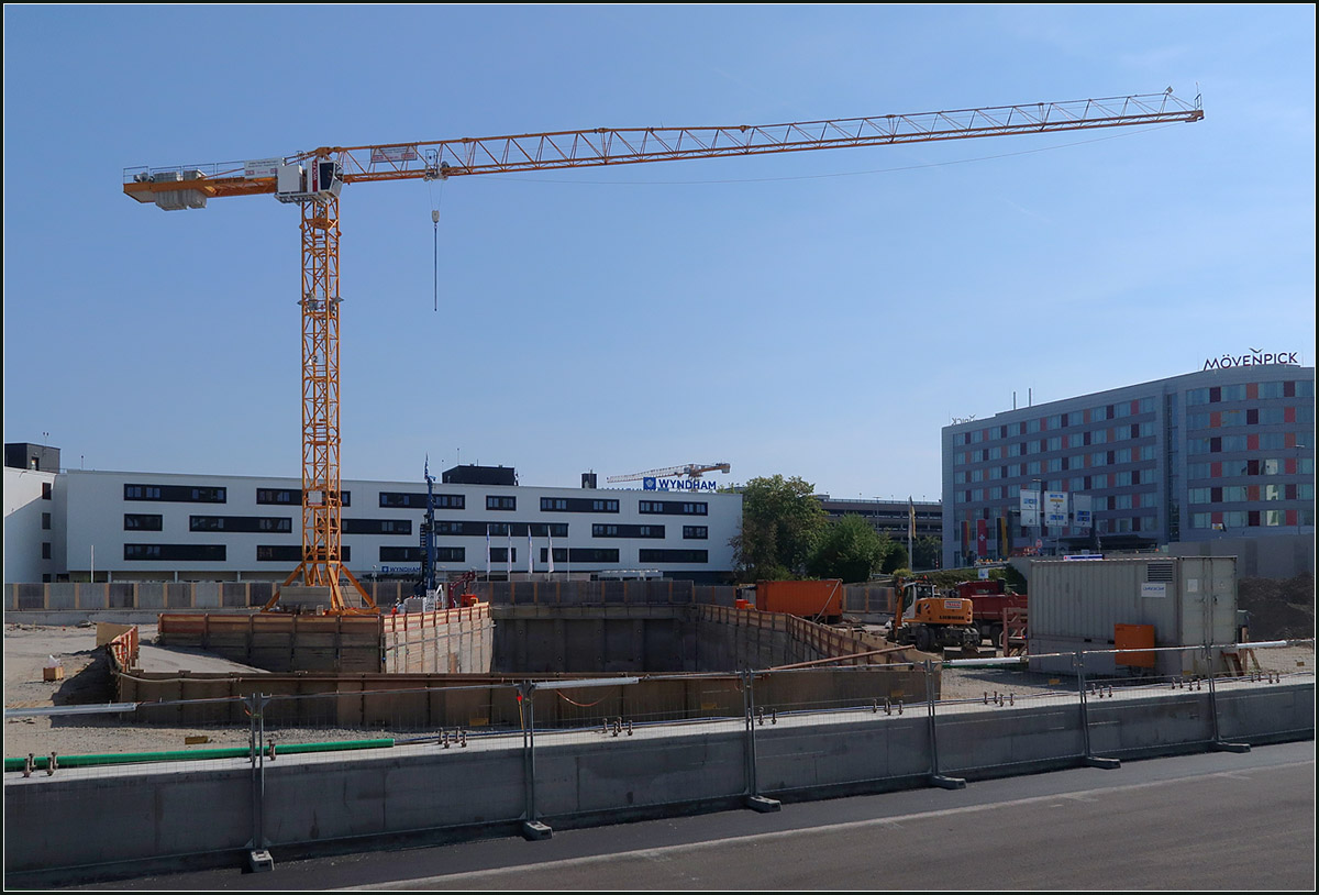 Ziemlich am Anfang...

... stehen die Bauarbeiten an der Flughafenanbindung im Rahmen des Projektes Stuttgart 21. Was hier nach einer recht unscheinbaren Baustelle aussieht, ist der Beginn der Bauarbeiten eines ca. 25 Meter tief liegenden U-Bahnhofes für den ICE und andere Regional- und Fernzüge. Hier entsteht das zwischen dem Flughafen und der neuen Messe liegende Zugangsbauwerk für den Fernbahnhof. Auch die Tunnelstrecke befindet sich inzwischen in Bau, von Stuttgart her wurde die Autobahn A8 schon unterfahren.
Für den Anschluss der Gäubahn gibt es neue Überlegungen: Über einen ca. 11 km langen Tunnel könnte die Gäubahn von der Ostseite her an den Fernbahnhof angeschlossen werden, wobei die Züge dann im Flughafenbereich eine 270°-Schleife fahren müssten. Der aufwändige Umbau der vorhandenen S-Bahnstation von zwei auf drei Gleise, mit monatelanger Streckenunterbrechung, wäre dann nicht notwendig. Auch wäre weiterhin eine störungsfreier S-Bahnverkehr im dichten Takt ohne Mischbetrieb möglich. Allerdings wäre ein derart langer Tunnel sehr teuer und hätte eine noch lange Planungs- und Bauzeit vor sich. Die Gäubahn müsste auf Jahre in Vaihingen enden.

14.09.2020 (M)
