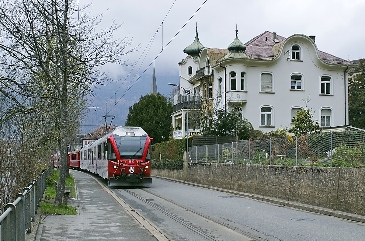 Ziemlich beengt sind die Verhältnisse auf der Sandstraße in Chur, hier befördert der ABe 8/12 3512 am 31.03.2022 einen Zug nach Arosa