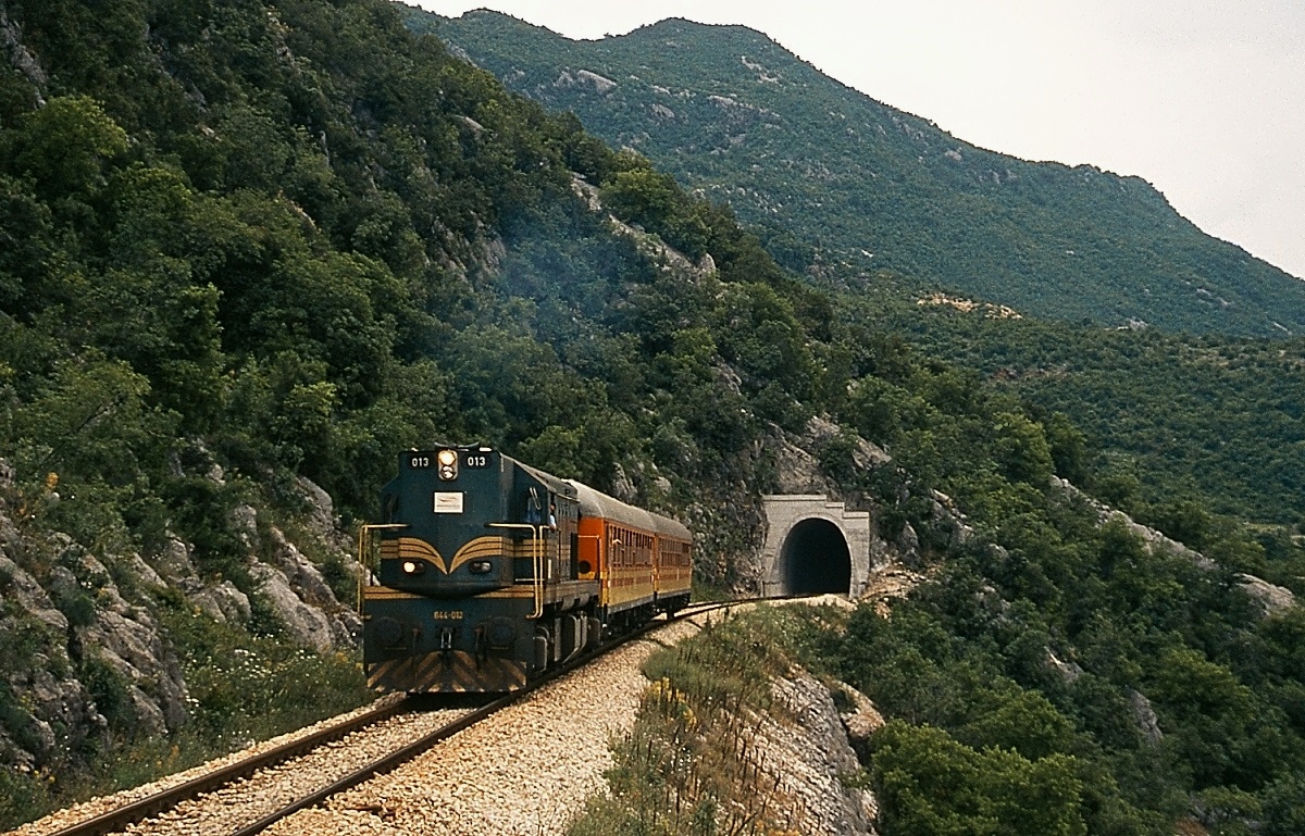Ziemlich genau 20 Jahre nach der vorherigen Aufnahme gab es für mich ein Wiedersehen mit der 644-013: Am 17.05.2009 befördert sie einen Sonderzug von Podgorica nach Niksic. Nach dem Zerfall Jugoslawiens verblieb sie zunächst in Slowenien, 2007 wurde sie an die montenegrinische Staatsbahn ZCG verkauft.